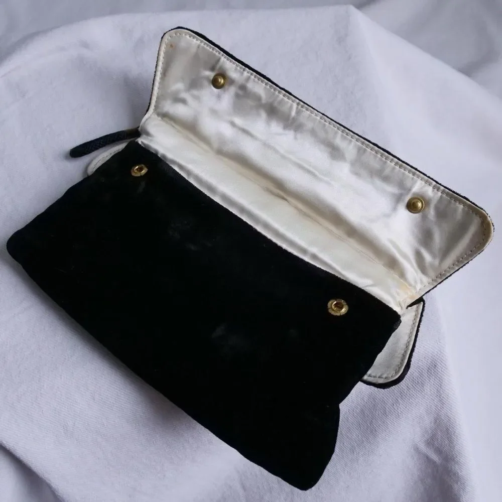 Gorgeous 1940s black‎ velvet clutch